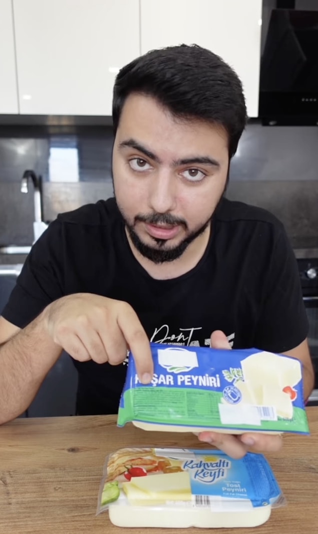 "Eritme peynirlerin çoğu, diğer peynir karışımlarının emülsiye edici tuzlar ile karışmasından oluşur. Sadece kaşar peyniri gibi göründüğü ve anımsatıldığı için aynı fiyata satılması tamamen yanlış ve değişmesi gereken bir düzendir.” diyen Doğramacı, şu ifadeleri kullandı: