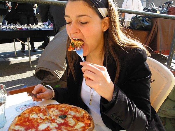 17. "Hayatı boyunca pizza yemiş bir Amerikalı olarak pizzanın vatanı İtalya'da insanların aslında çatal bıçakla yediğini keşfettim."