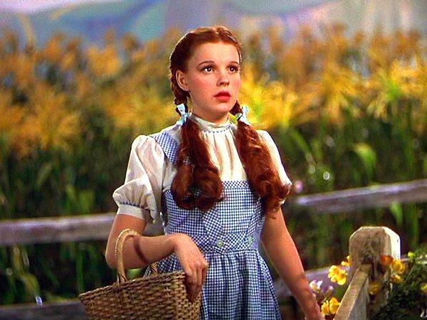 14. Oz Büyücüsü çekimleri sırasında Judy Garland'a görünümünde değişiklik olmaması için aç bırakılıp sigara içiriliyormuş.