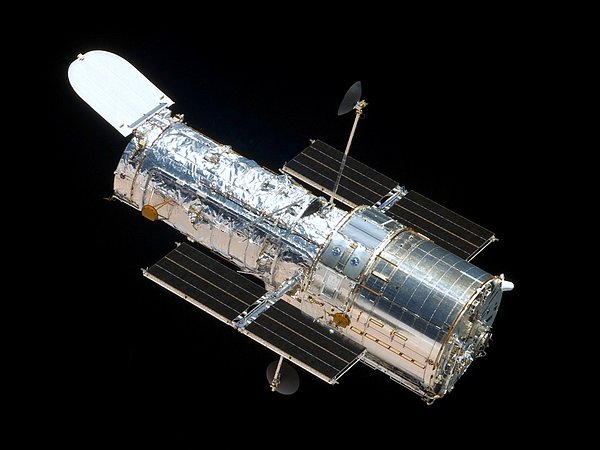 Gökadanın yandan görünümünü alan Hubble Teleskobu, kızılötesi özelliği ve ışık yetenekleri sayesinde gökadanın etrafındaki sarmalları da görüntüleyebildi.