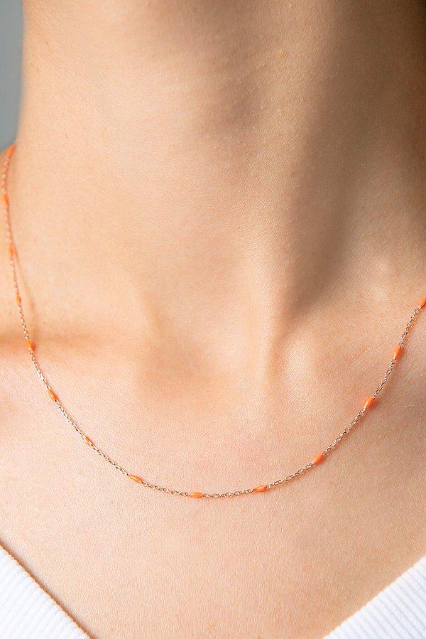 5. Minimal kolyeleri seven biriyseniz de bu minik turuncu boncukları olan kolye çok hoşunuza gidecek.