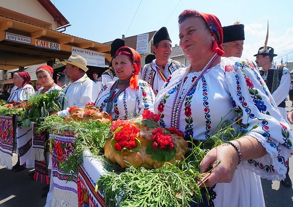 Her yıl temmuz ayından ağustos ayının ortalarına kadar süren Merry Cemetery Festivali sonunda Romenler bu mezarlık önünde toplanır ve yöresel dans ve müzikleriyle coşkulu bir kutlama yaparlarmış.