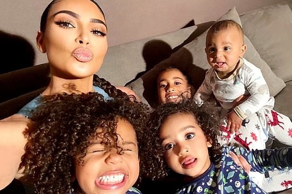 Звезда реалити-шоу Ким Кардашьян, чей брак с рэпером Канье Уэстом вот-вот закончится официально, делает себе имя своей роскошной жизнью. Кардашьян, состояние которой оценивается в 1,2 миллиарда долларов, на этот раз наняла музыканта для Норт, Сэйнт, Чикаго и Псалма.