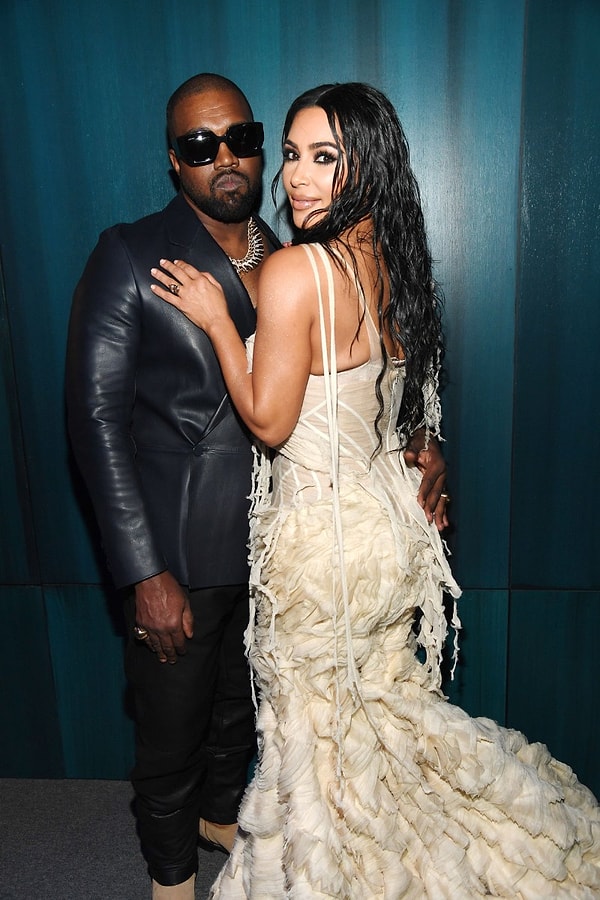 С другой стороны, Ким Кардашьян появилась в свадебном платье на очередной вечеринке-презентации нового альбома Канье Уэста «Donda» во время бракоразводного процесса, в то время как Уэст, который теперь хочет, чтобы его называли Йе, сделал нашумевшее заявление после этого.