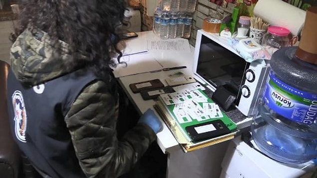 Şüphelilerin evlerinde yapılan aramalarda çok sayıda banka kartı, cep telefonu ve hatt ele geçirdi.