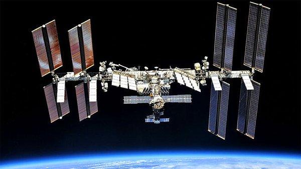 Çeşitli görevler için uzaya giden astronot ve kozmonotların konakladığı Uluslararası Uzay İstasyonu, hali hazırda pek çok insana ev sahipliği yapıyor.