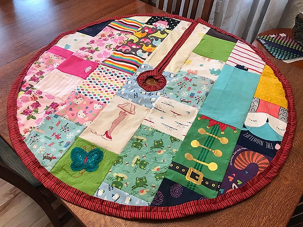 11. Я сделал этот коврик для елки из старой детской одежды моей дочери для моей жены на это Рождество