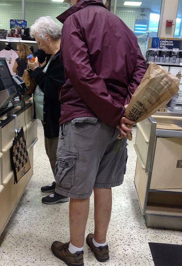 13. Мы стояли в длинной очереди в продуктовом магазине. Этот человек сказал, что должен пойти в туалет, но вместо этого он тайно купил цветы для своей жены и спрятал их за спиной.