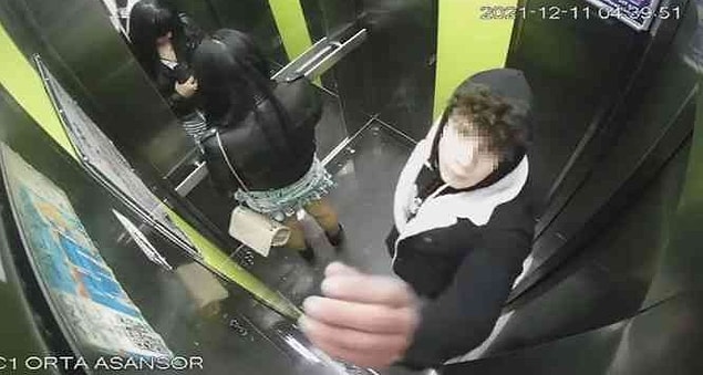 Polis ekiplerinin sıkı takibi sonucu zanlı yakalanırken, yaşanan olay kameraya yansıdı.