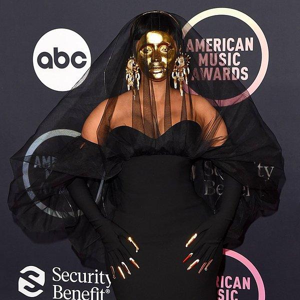 2. Cardi B'nin ne yapsa yeridir kombinlerinden bu maskeli Amerikan Müzik Ödülleri kıyafeti çok konuşulmuştu.