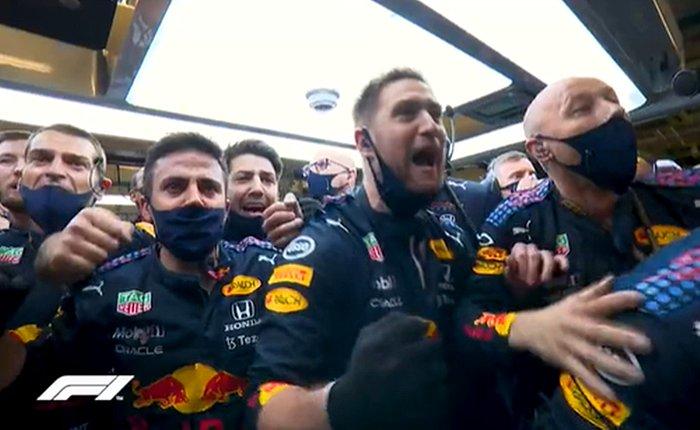 Max Verstappen, Abu Dhabi'de Dünya Şampiyonu Olduğu Sırada Red Bull Racing Honda Garajının O Tarihi Anları