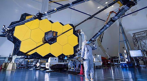 2004 yılından beri inşası süren James Webb Uzay Teleskobu, ilk önce 2007'de fırlatılacak olsa da bu süreç sürekli ertelendi ve günümüze kadar geldi.