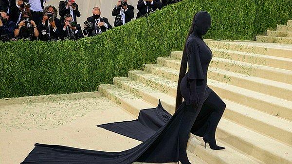 12. Kim Kardashian, 2021 Met Gala kıyafeti ile bir miktar kafaları yaktı...