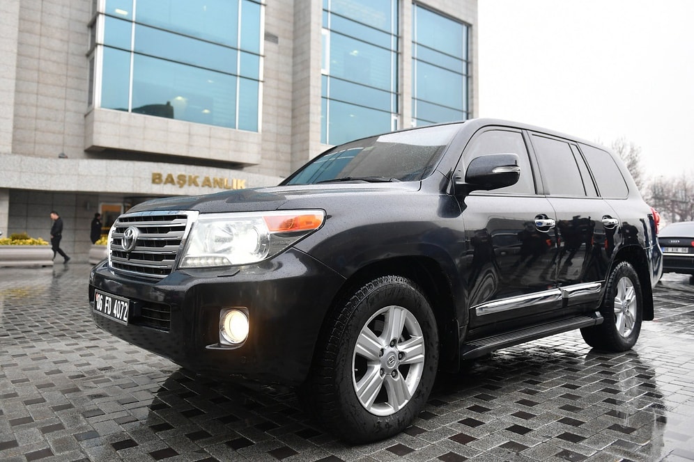 Yıllar Sonra Teslim Etti: Melih Gökçek'in İade Ettiği Zırhlı Araç Belediyenin Önünde Sergilendi