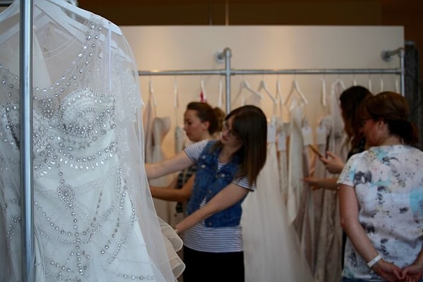 2. Тот, кто создал традицию не видеть невесту в свадебном платье, заранее спас бесчисленное количество мужей от бесконечных часов покупок платья и навсегда останется героем для всех мужчин