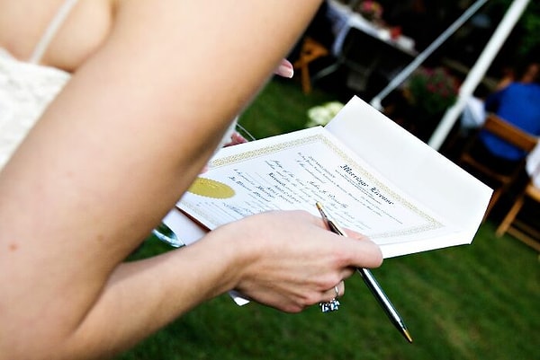 3. У свидетельств о браке должна быть дата истечения срока, как у водительских прав. Таким образом, людям не пришлось бы проходить через долгий бракоразводный процесс