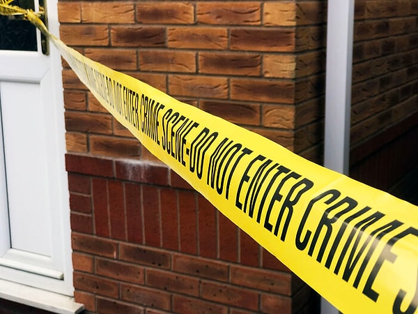 4. Первый человек, которого полицейские подозревают после убийства, - это супруг(а), который(ая) рассказывает копу все, что нужно знать о браке