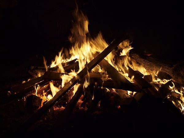 11. Брак подобен выдуванию воздуха в огонь: если ваши отношения слабые, как свеча, то огонек погаснет. Но если ваши отношения крепкие, как костер, то огонь будет расти