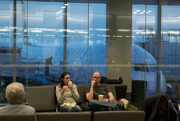 13. В аэропортах целуются больше, чем в свадебных залах, и это факт