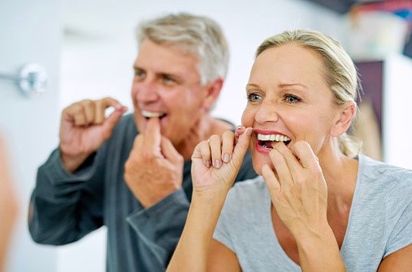 5. Fırçalamadan önce dişlerinizi diş ipi ile temizleyin.
