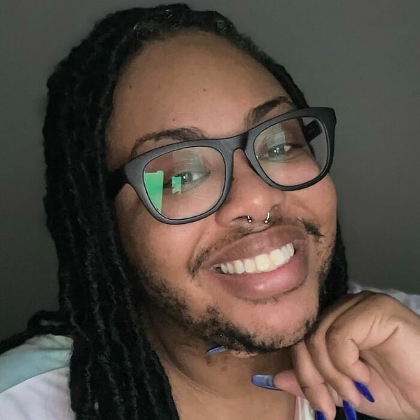 Тиктокер Нелли-Жан Робинсон - 35-летняя банкир из Флориды, которая недавно стала "виральной" из-за одного из своих видеороликов о гирсутизме.