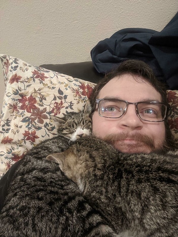 1. Хотел взять одного котика в приюте, но у него был братик, и решил взять их обоих