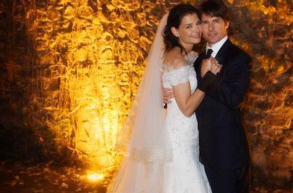 5. Ünlü oyuncu Tom Cruise, eski eşi Katie Holmes'a evlilik teklifi etmek için Eyfel Kulesi'nin içinde bulunan Le Jules Verne restoranını kapatmıştı.