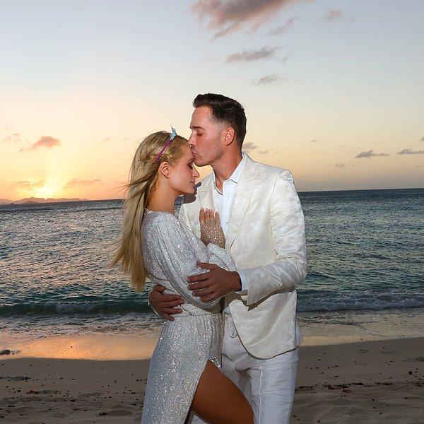 9. Geçtiğimiz ay 4 günlük düğün töreniyle evlenen Paris Hilton ve Carter Reum'un evlenme teklifi hikayeleri hem romantik hem servet değerinde...