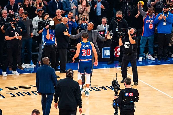 Stephen Curry, NBA'de tüm zamanların en çok üçlük atan oyuncusu rekorunun yeni sahibi oldu.