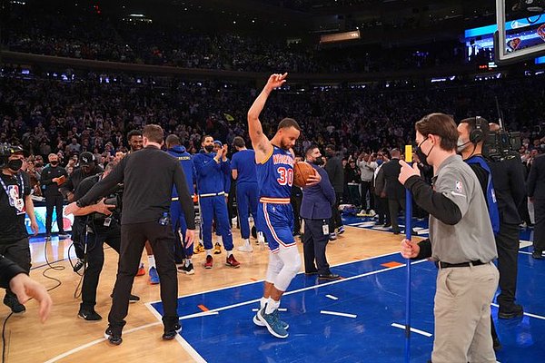 Stephen Curry, New York Knicks karşısında attığı üçlüklerle Ray Allen’a ait olan rekoru kırarak NBA tarihinin en çok üçlük isabeti bulan oyuncusu unvanının yeni sahibi oldu.