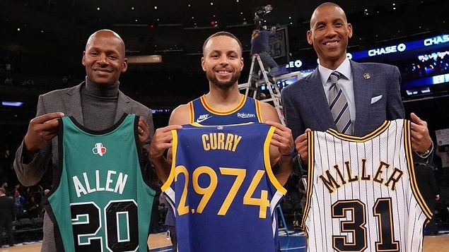Karşılaşmanın 3 dakika 37. saniyesinde ise Alec Burk’un üzerinden ikinci üçlüğünü bulan Stephen Curry, 2.974 rakamına ulaştı ve NBA tarihinin en çok üçlük kaydeden ismi olarak tarihe geçti.
