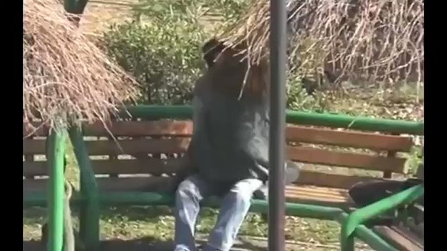 Bölge halkı, gençlerin sık sık parka gelip sevişmelerinden ve yiyişmelerinden rahatsız olunca durumu polise ihbar etmeye başlamışlar.