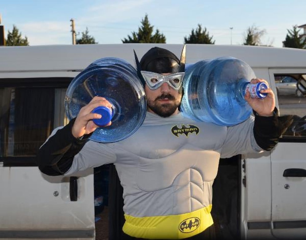 Aksaraylı Sucu 'Batman' ve Supermen Kıyafetiyle Su Satıyor: 'Yılbaşı İçin Noel Baba Kıyafetimiz Var'