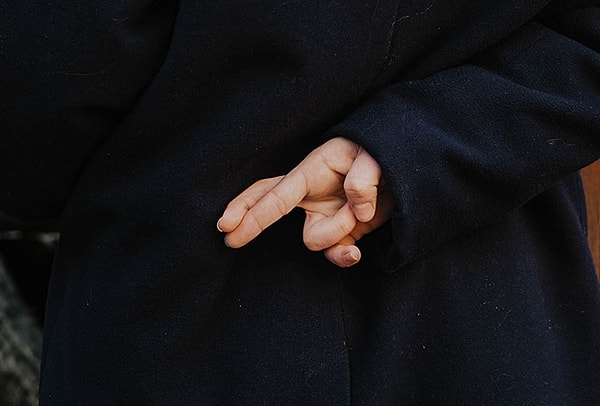 12. Если кто-то говорит вам не интересоваться чужим мнением, значит он вам лжет в чем-то, и не хочет, чтобы вы получили чистую правду от других.