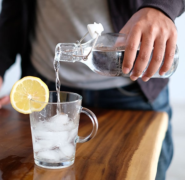 20. Если вы попали в ситуацию, когда кто-то начинает плакать, предложите налить ему воды. Это дает им возможность ненадолго выразить свои эмоции наедине и почувствовать заботу, когда вы пытаетесь помочь, набрав воды. Также помогает, если плач доставляет вам дискомфорт)