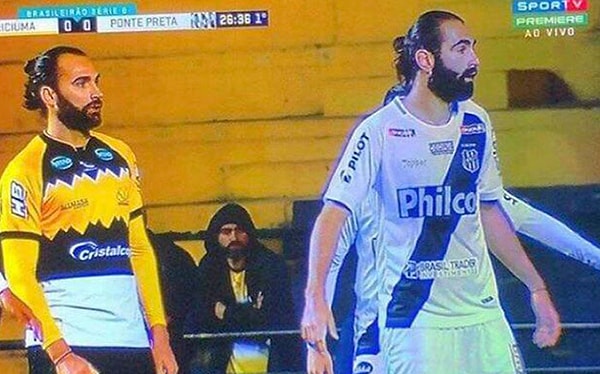 3. Парень играет за обе команды одновременно и помимо этого - наблюдает за этим с трибуны