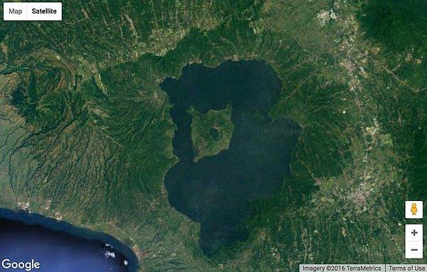 2. Adadaki gölün içindeki adadaki gölün içindeki ada.
