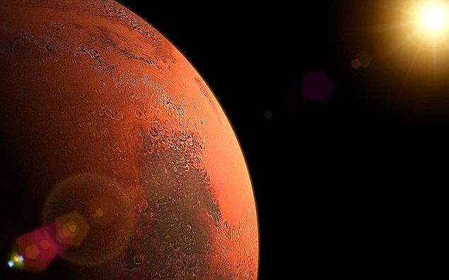 Mars'ta var olan suyun çoğunun depolanmış buz ve yeraltı buzu olarak var olduğuna inanılıyordu.