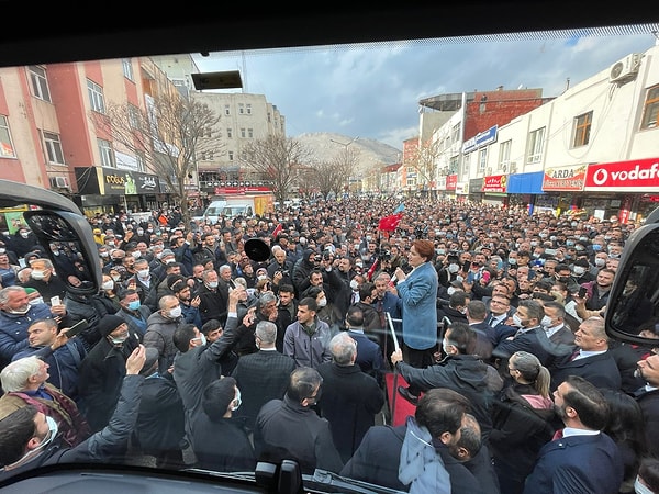 İyi Parti Genel Başkanı Meral Akşener, Kahramanmaraş'ta vatandaşlarla buluşmuştu. Afşin ve Göksun ilçelerinde esnafı ziyaret eden Akşener'in bir iş yerinde yüzde 80 engelli raporu olduğunu belirten Erdoğan Aşçı ile yaşadığı diyalog gündem olmuştu.