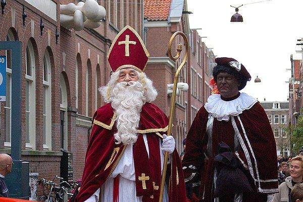 Hollanda: Sinterklaas (Yanında siyahi köle gezdiren Hollandalı Noel Baba) ırkçıdır!