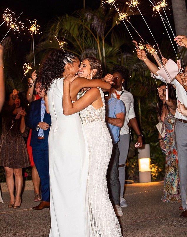 WNBA efsanesi Candace Parker, Rus profesyonel basketbol oyuncusu Anna Petrakova ile iki yıldır evli olduklarını açıkladı ve düğünlerinden görüntüler paylaştı.