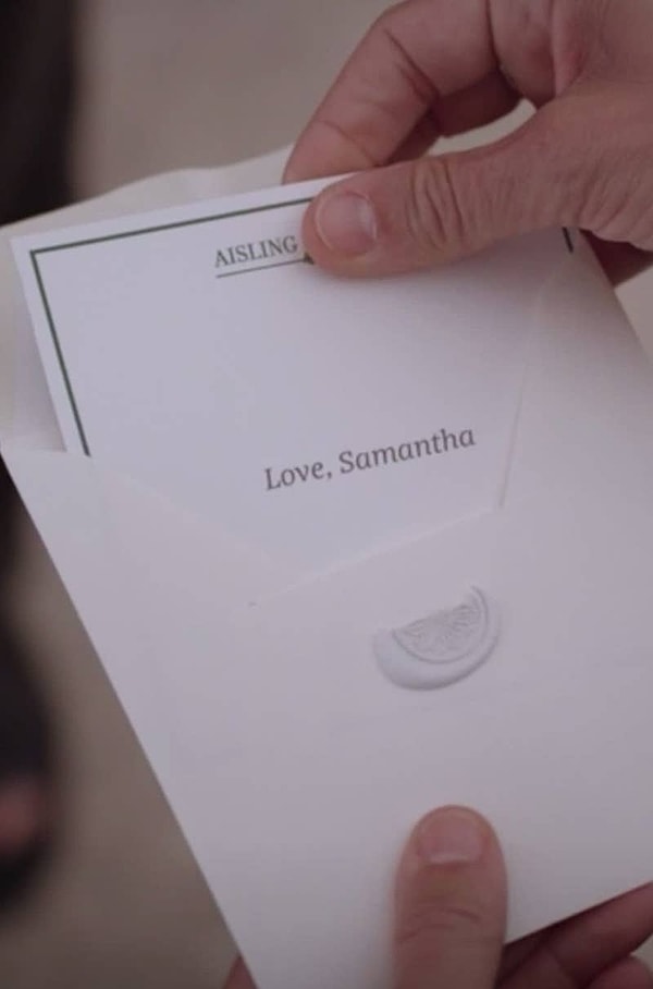 Перед началом церемонии похорон Кэрри видит необычный венок, размещенный на вершине гроба Биг, который она не заказывала. Когда ей вручают карточку, которая прилагалась к венку, она понимает, что они были отправлены Самантой.