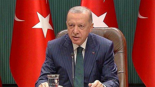 Bugün ise sonunda Cumhurbaşkanı Recep Tayyip Erdoğan, milyonlarca çalışanın merakla beklediği asgari ücreti düzenlediği basın toplantısıyla açıkladı. 2022 yılında asgari ücretin en alt rakamı 4 bin 250 lira olarak belirlendi. Asgari ücret yüzde 50 oranında artırıldı.