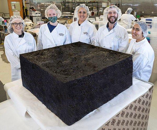 4. Massachusetts'te pişirilen ve 385.5 kg ağırlığında olan dünyanın en büyük browniesi: