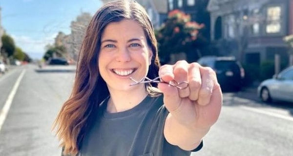 Растущая популярность странички Деми привлекла внимание сети ресторанов Chipotle, и на одной из последних торгов компания предложила вручить «карту знаменитости» в обмен на три трактора, которыми она владела.