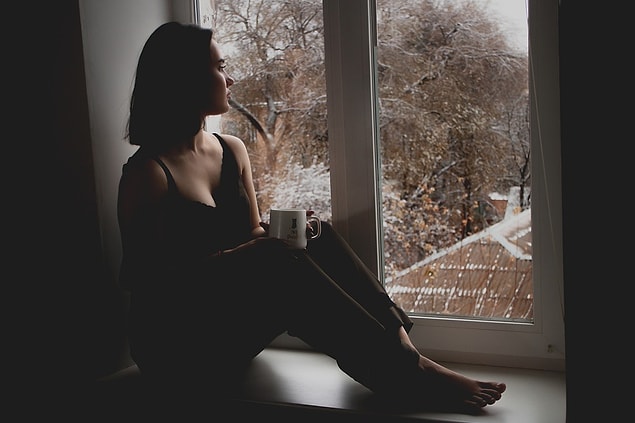 İnsanlara canlılık ve mutluluk veren serotonin hormonu ise romantik ilişkiler başladığında azalır ve partnerimiz hakkında derin düşüncelere dalmamıza sebep olur.
