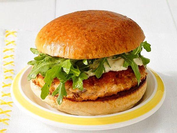 6. Balık yemeyen çocuklarınıza hazırlayabileceğiniz iştah açıcı burger!