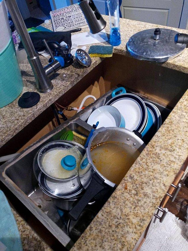 2. "Bulaşıkları yarın yıkarım ya..."