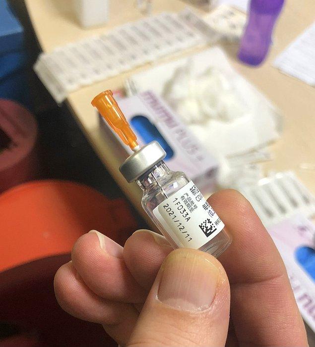 Son kullanma tarihi 11 Aralık olan aşının fotoğrafını da paylaştı.
