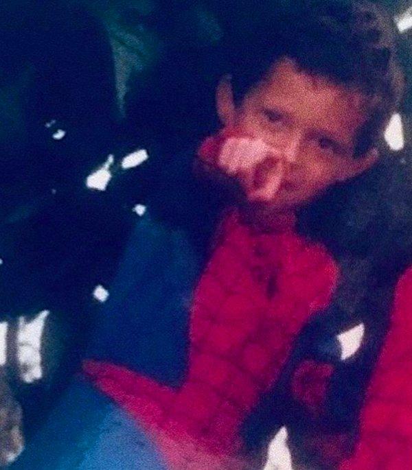 Ünlü aktris, Tom Holland'ın Spider Man kostümlü çocukluk fotoğrafını paylaşarak kalplerimizi eriten bir açıklama yazdı.